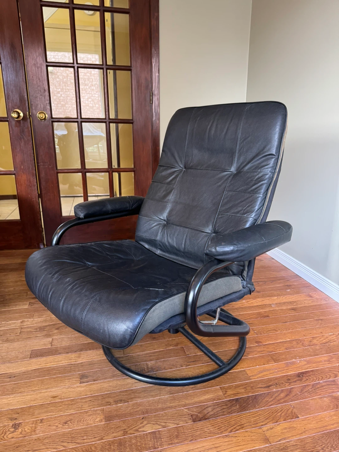 Black Leather Reclining Armchair