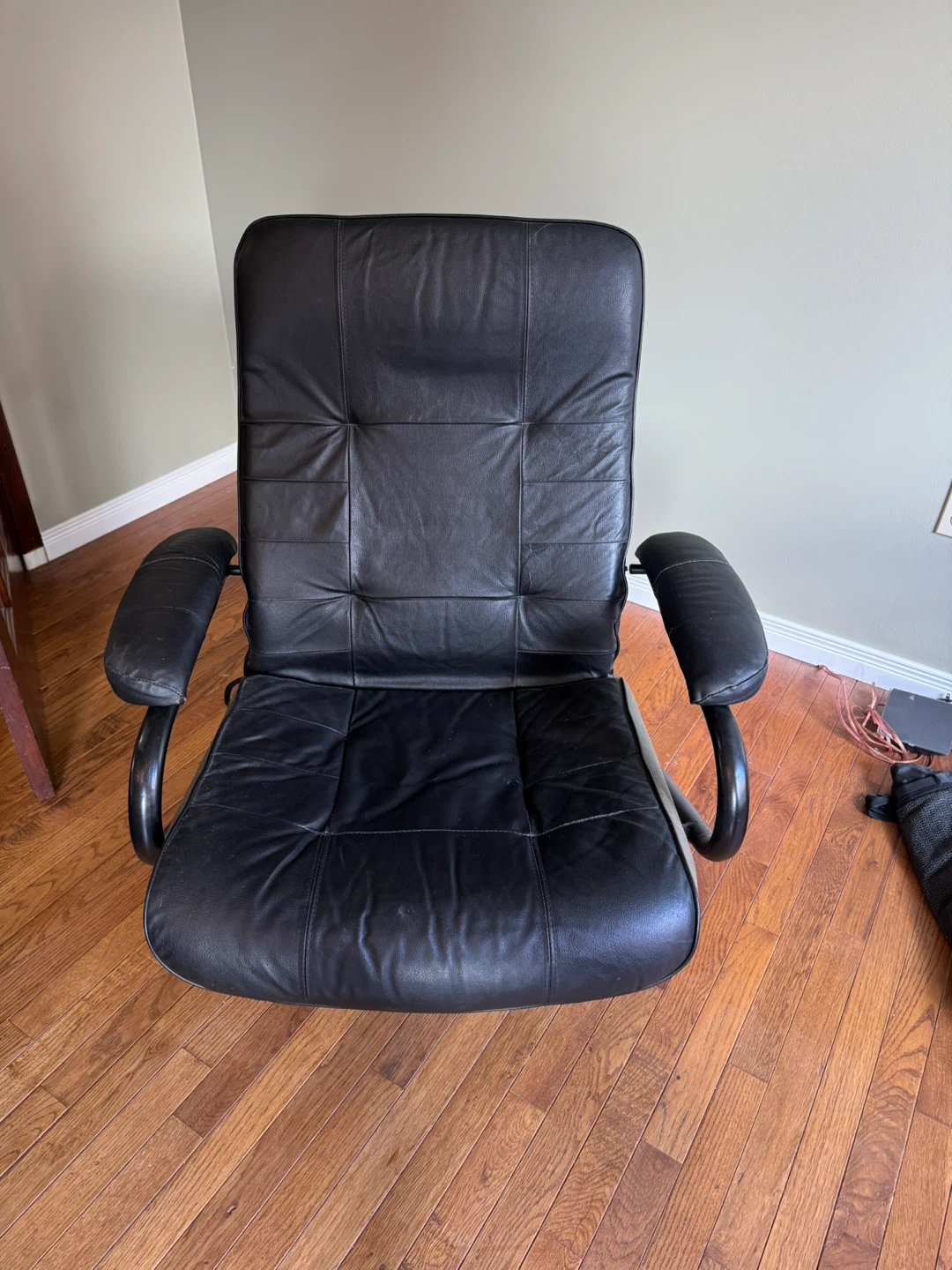 Black Leather Reclining Armchair - photo 2