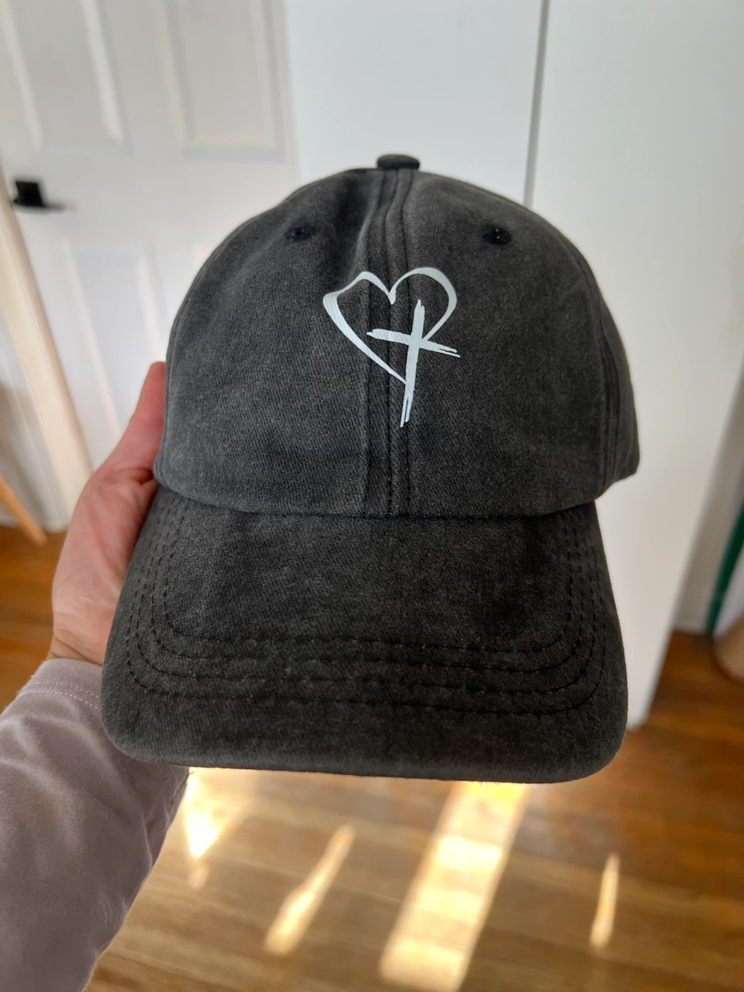 Dark grey baseball cap with heart and cross logo - photo 2