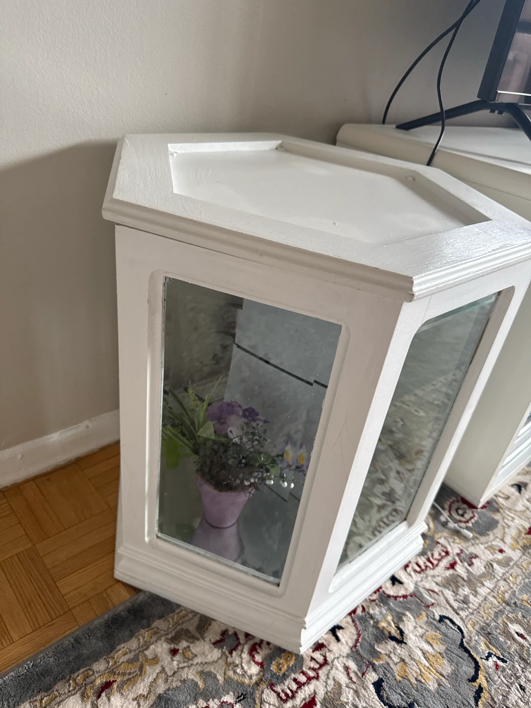 White Hexagonal Glass Display Table - photo 2