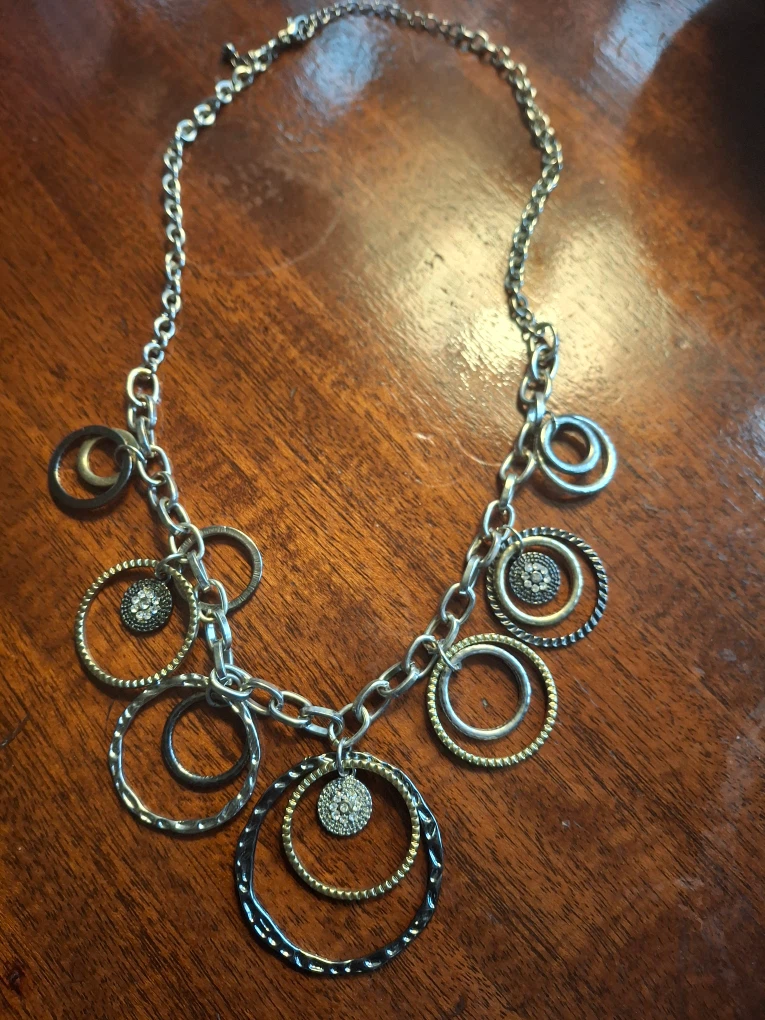 Necklace with detailed circle pattern