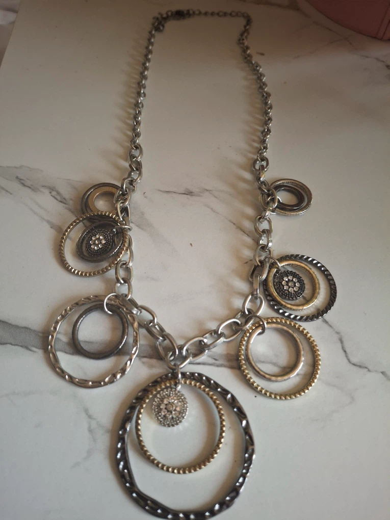 Necklace with detailed circle pattern - photo 3