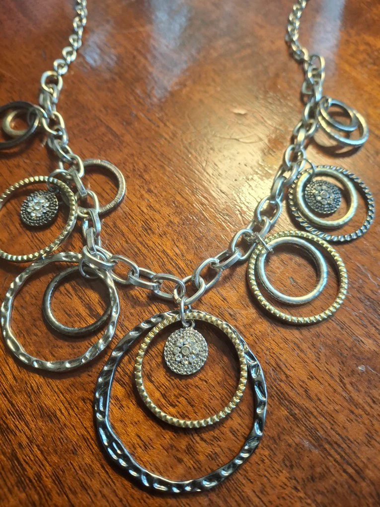 Necklace with detailed circle pattern - photo 4