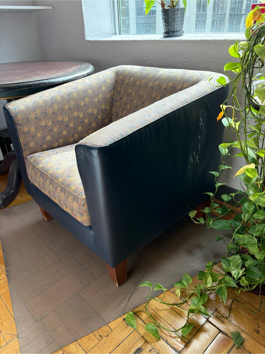 Upholstered accent armchair - photo 3