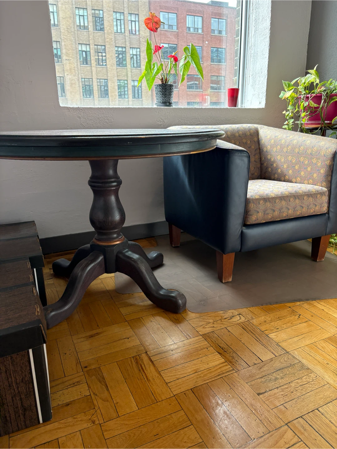 Round wooden pedestal table with crackle finish - photo 2