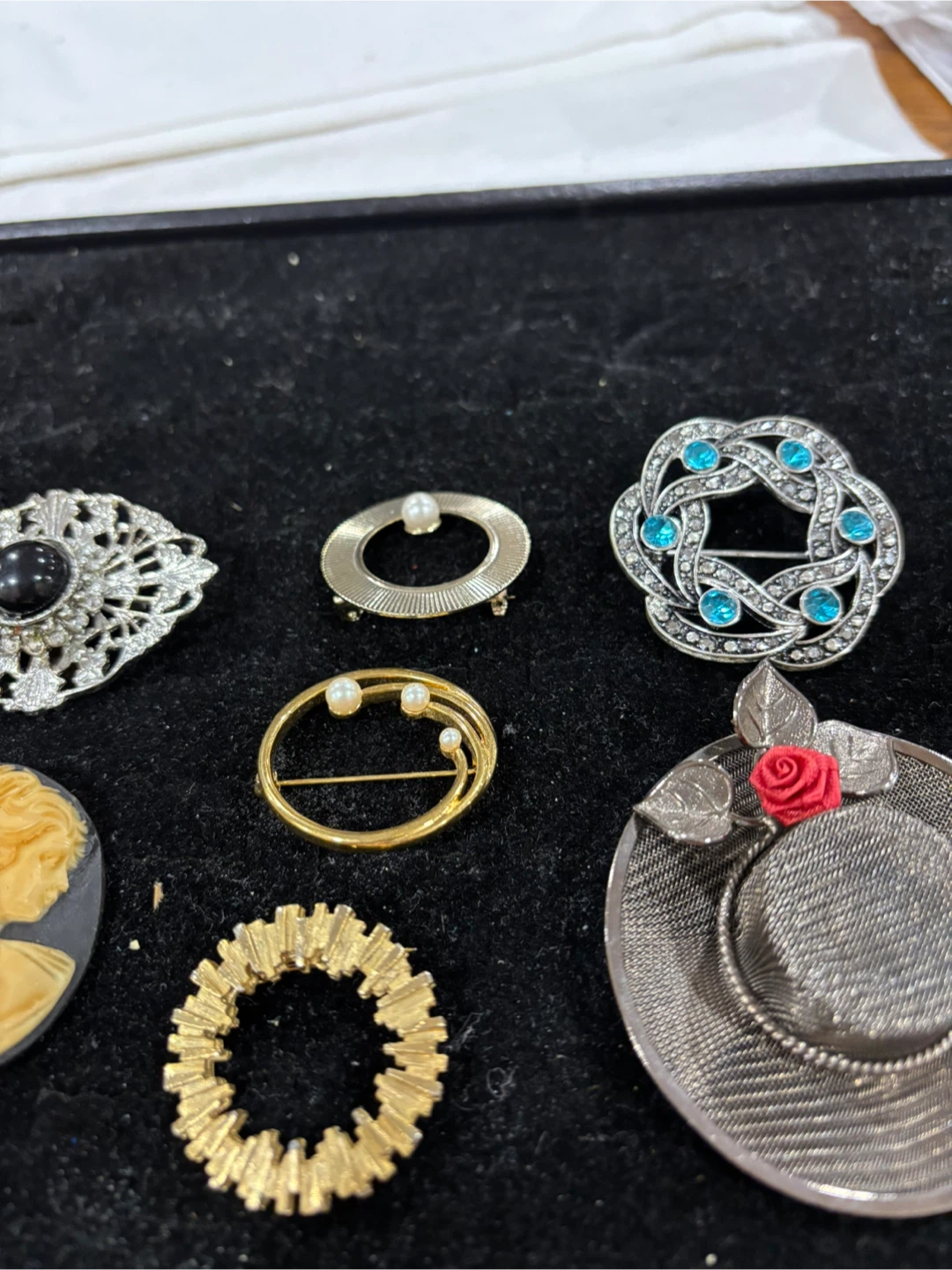 Set of 9 Vintage Style Decorative Brooches - photo 3
