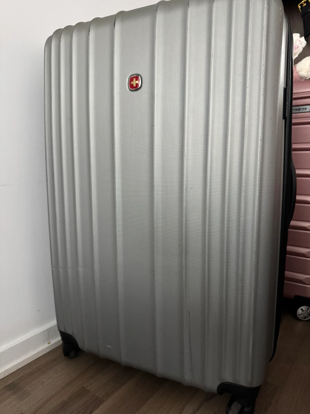 28” SwissGear Hardside Spinner Luggage - photo 2