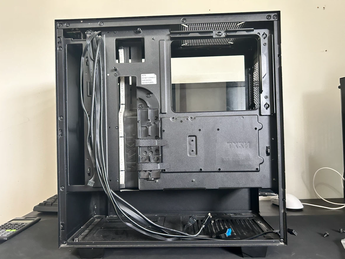 NZXT H510i with one case fan and gpu support bracket - photo 4