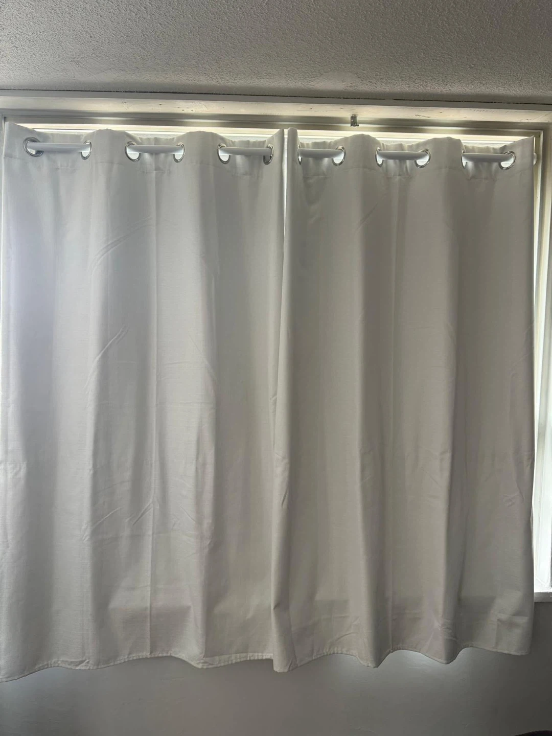 Pair of White Grommet Curtains with metal adjustable rod - photo 2