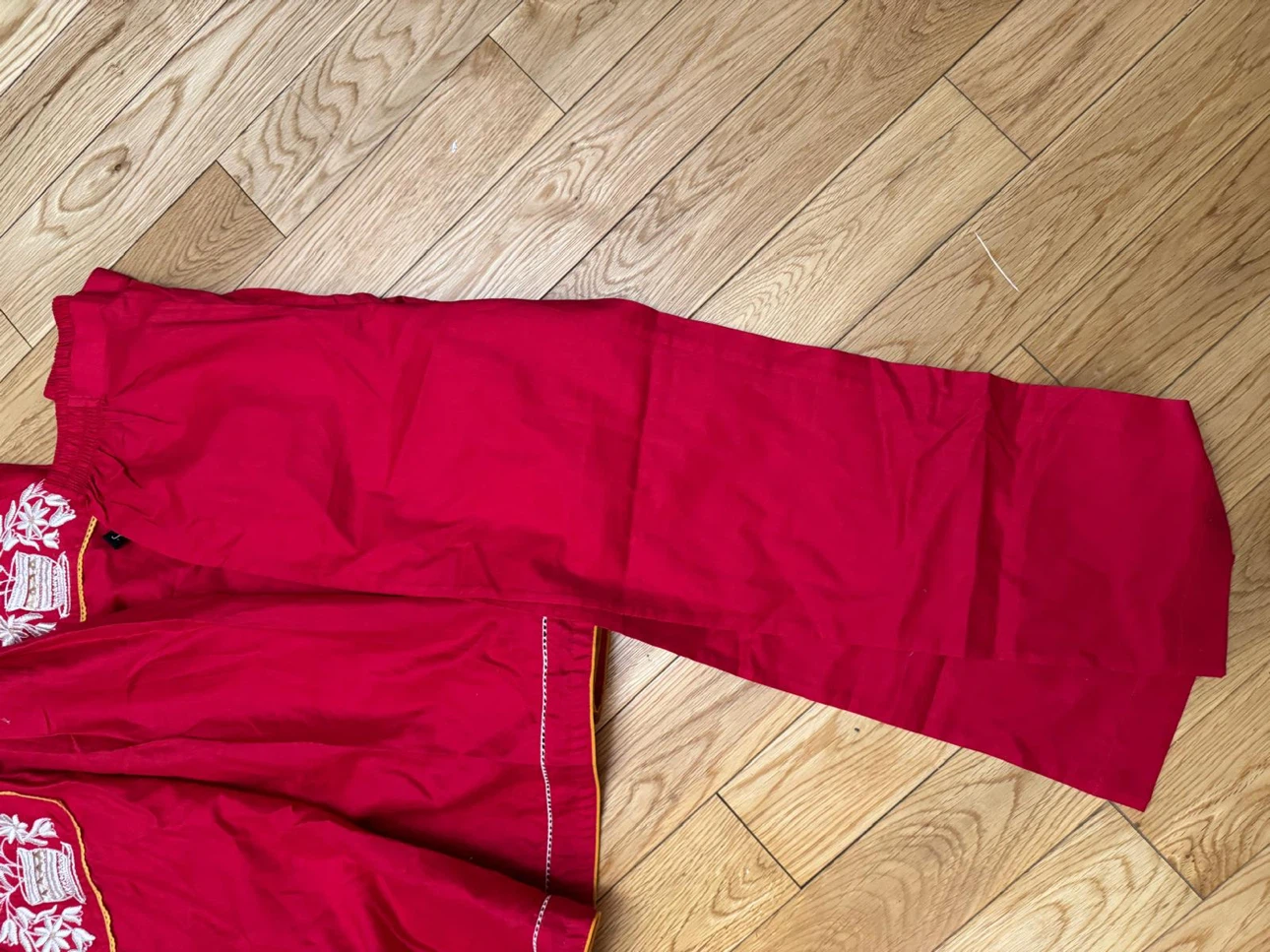 Red embroidered traditional outfit - photo 4