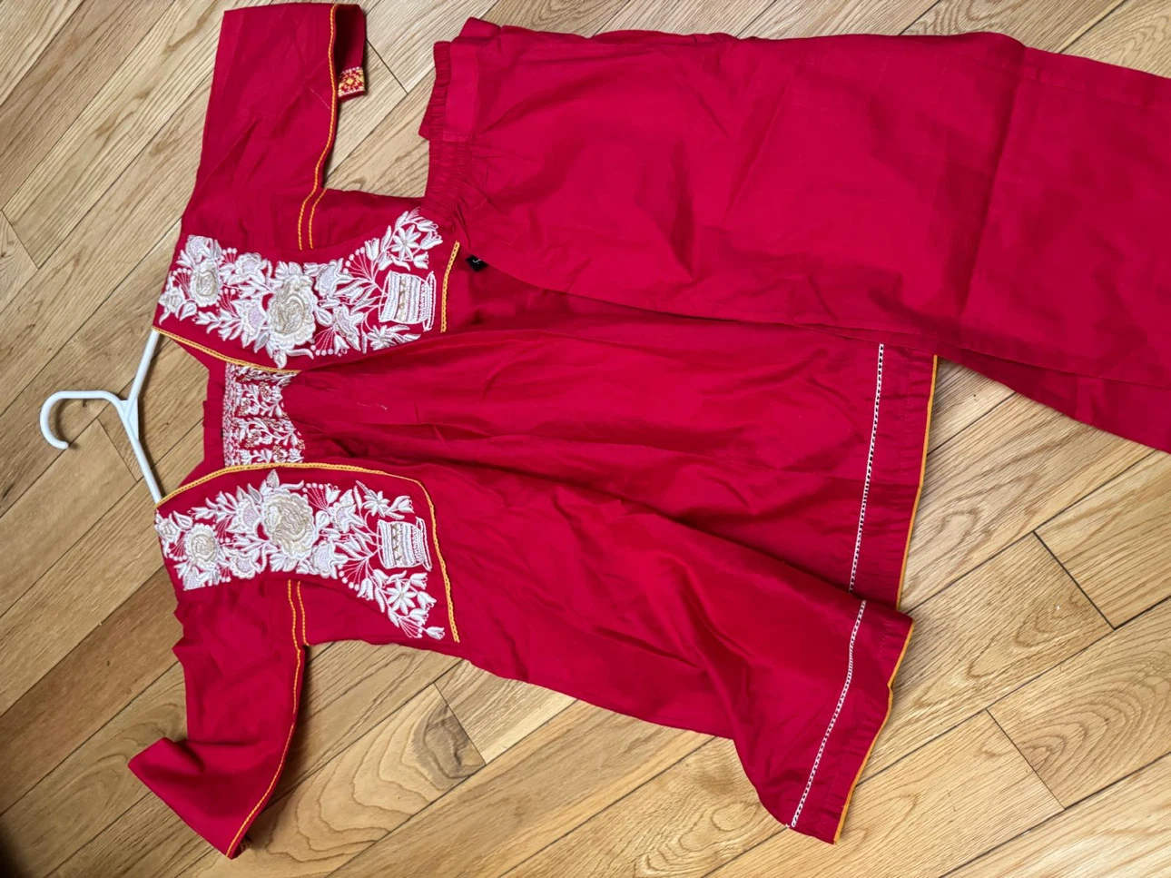 Red embroidered traditional outfit - photo 5