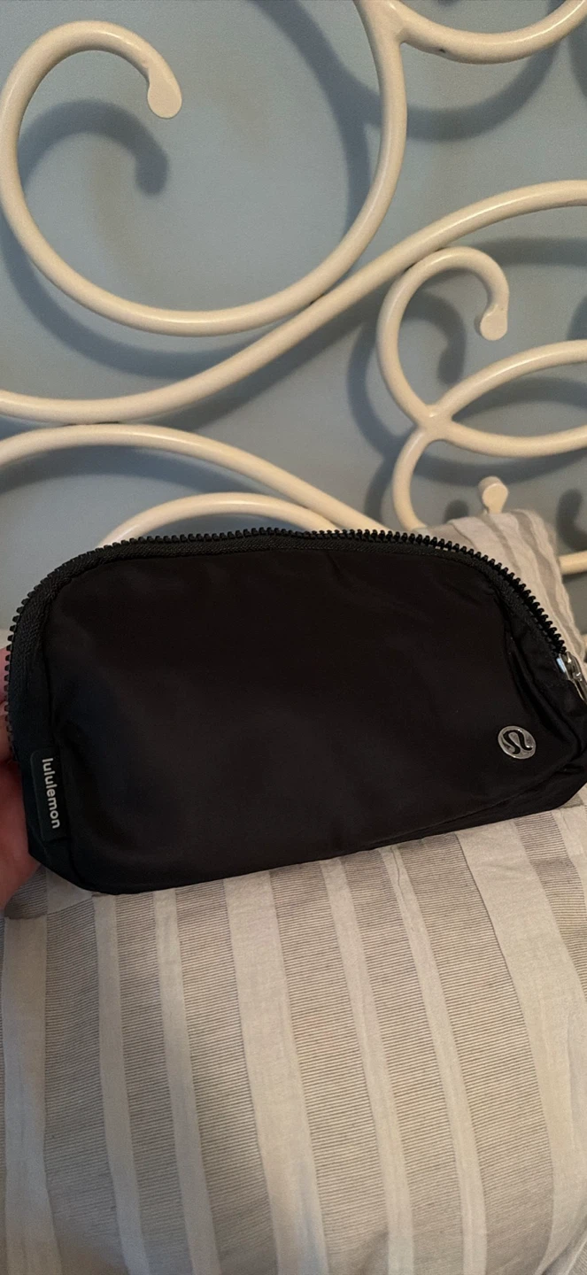 Lululemon belt bag black 1L