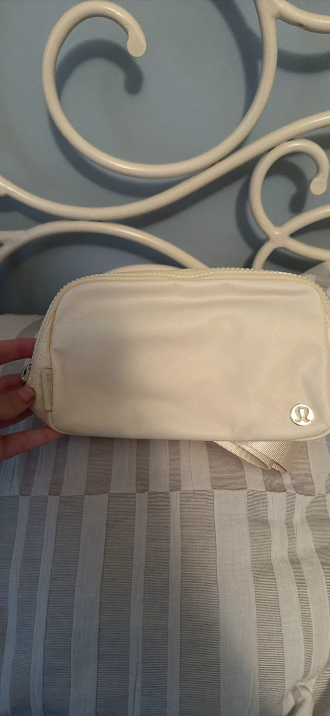 Lululemon butter cream belt bag 1L