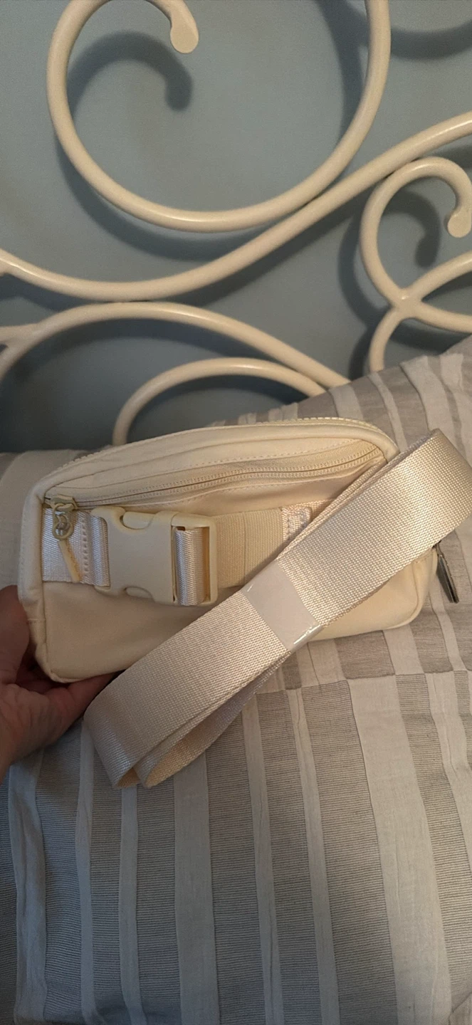 Lululemon butter cream belt bag 1L - photo 3