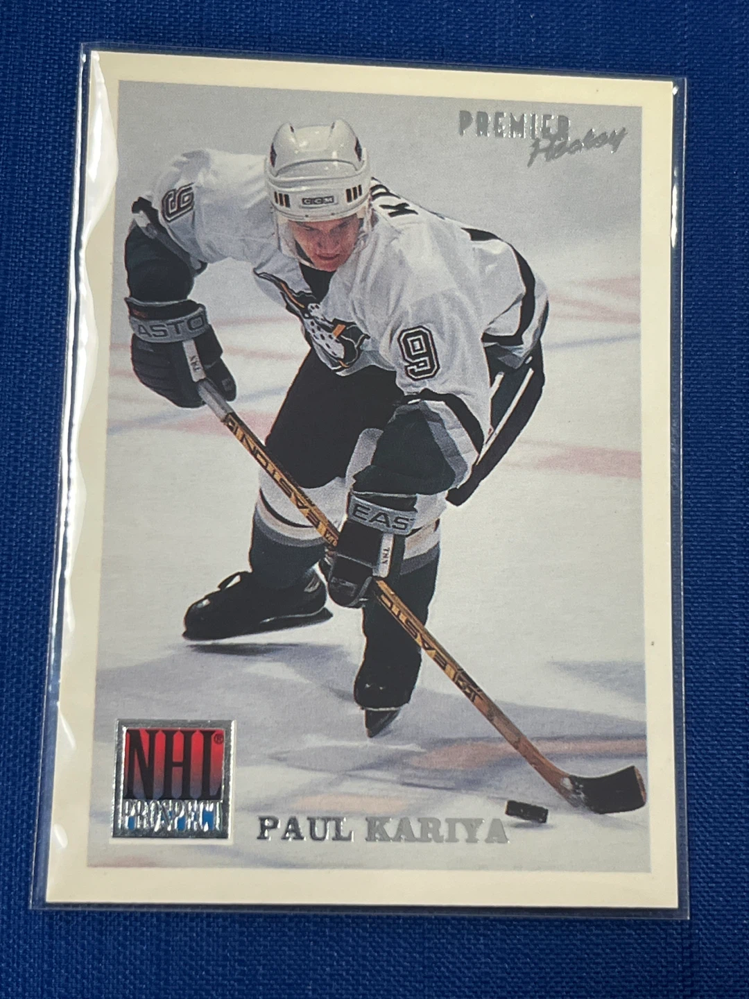 Vintage 90s Mighty Ducks Paul Kariya Action Figure + Free Cards - photo 5