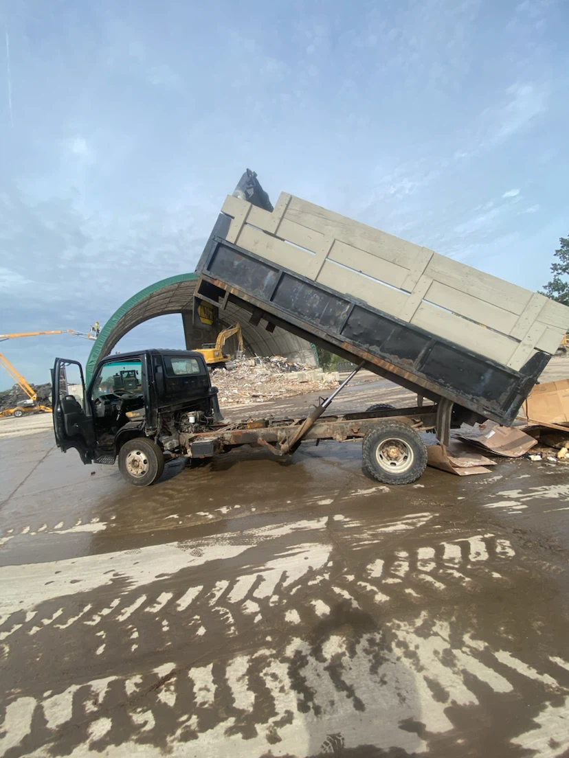 Dump Truck with Hydraulic Bed