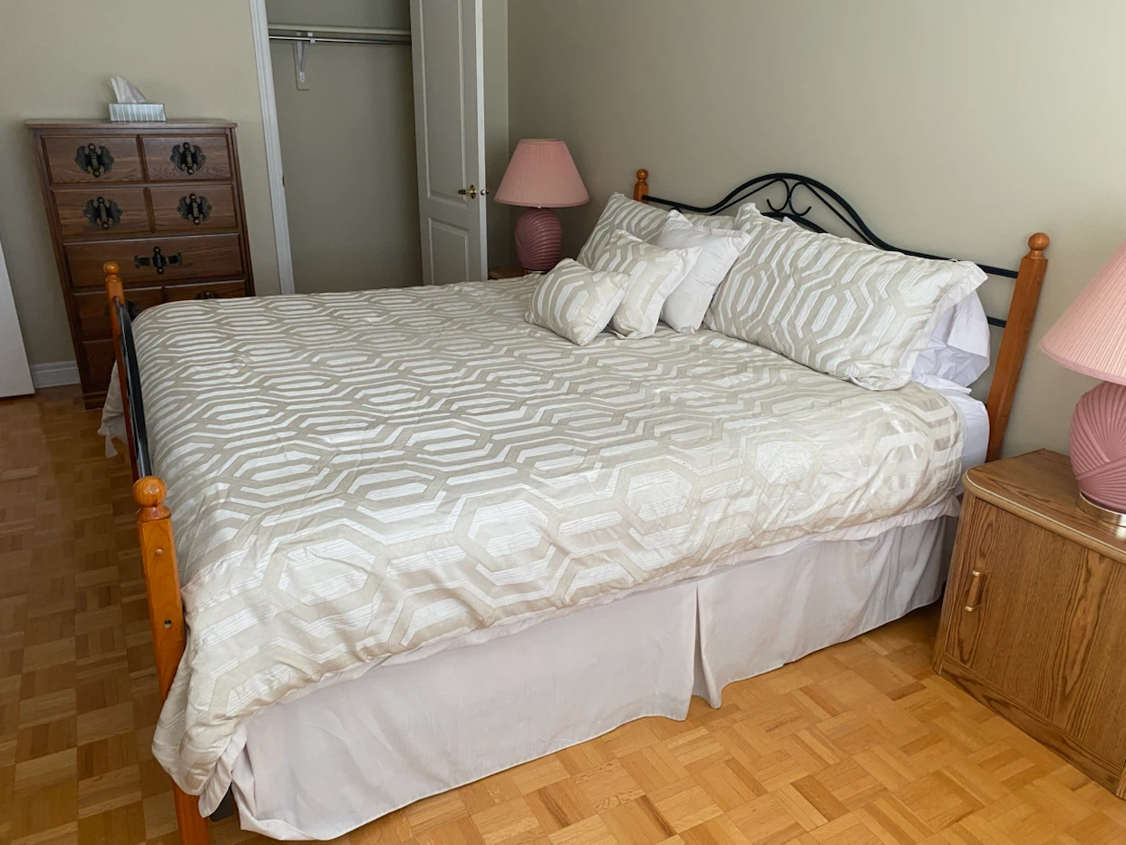 🛏️ Beautiful King Bedroom Set – Complete Set or Sold Separately