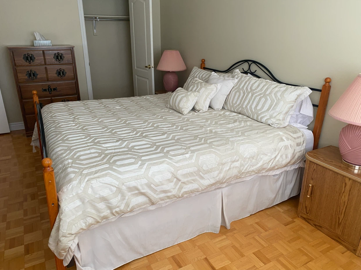 🛏️ Beautiful King Bedroom Set – Complete Set or Sold Separately - photo 2