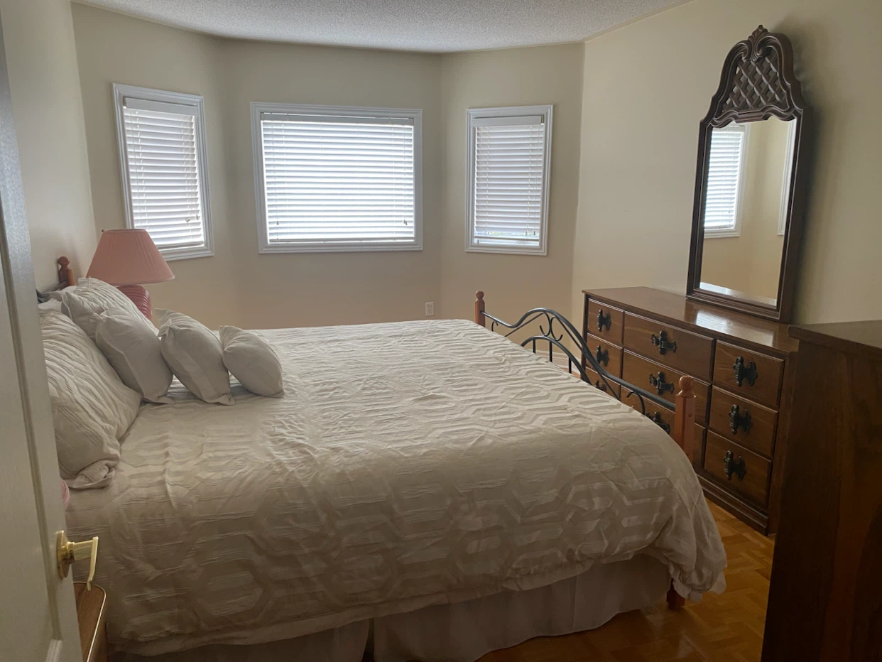🛏️ Beautiful King Bedroom Set – Complete Set or Sold Separately - photo 3