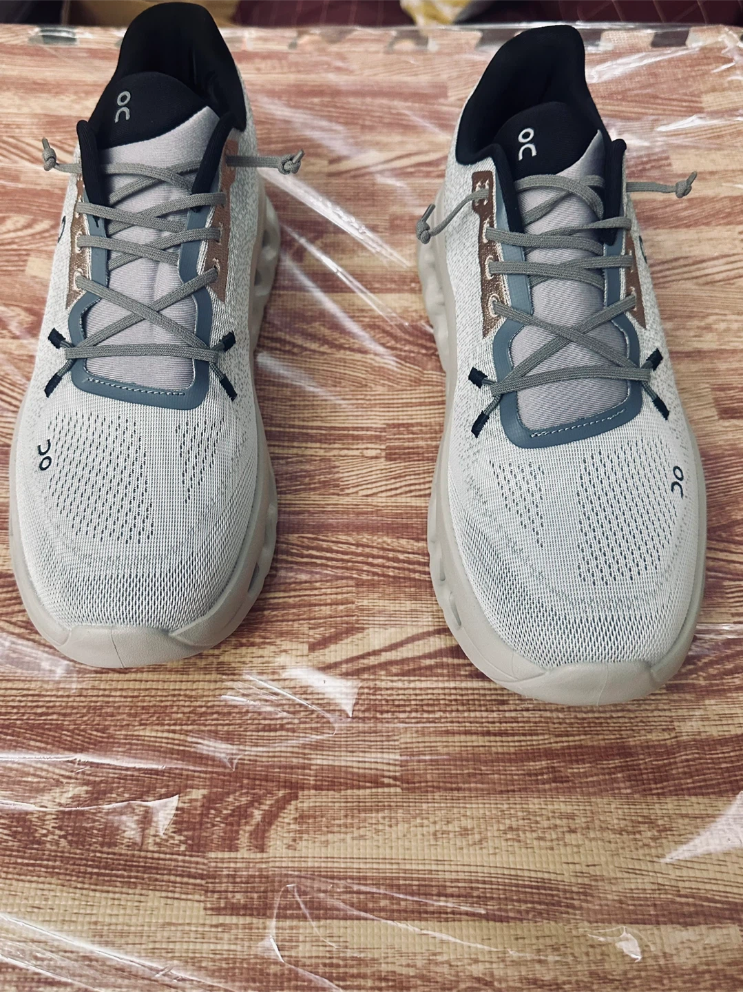 On Running Cloud Shoes Size 10
