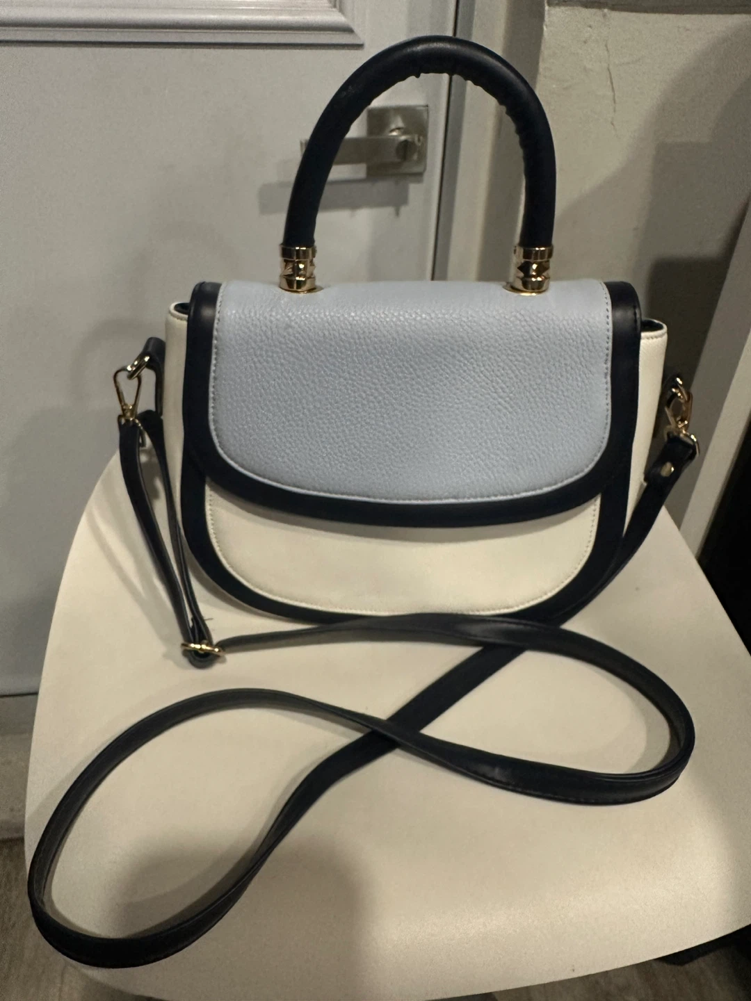 Trifold crossbody handbag