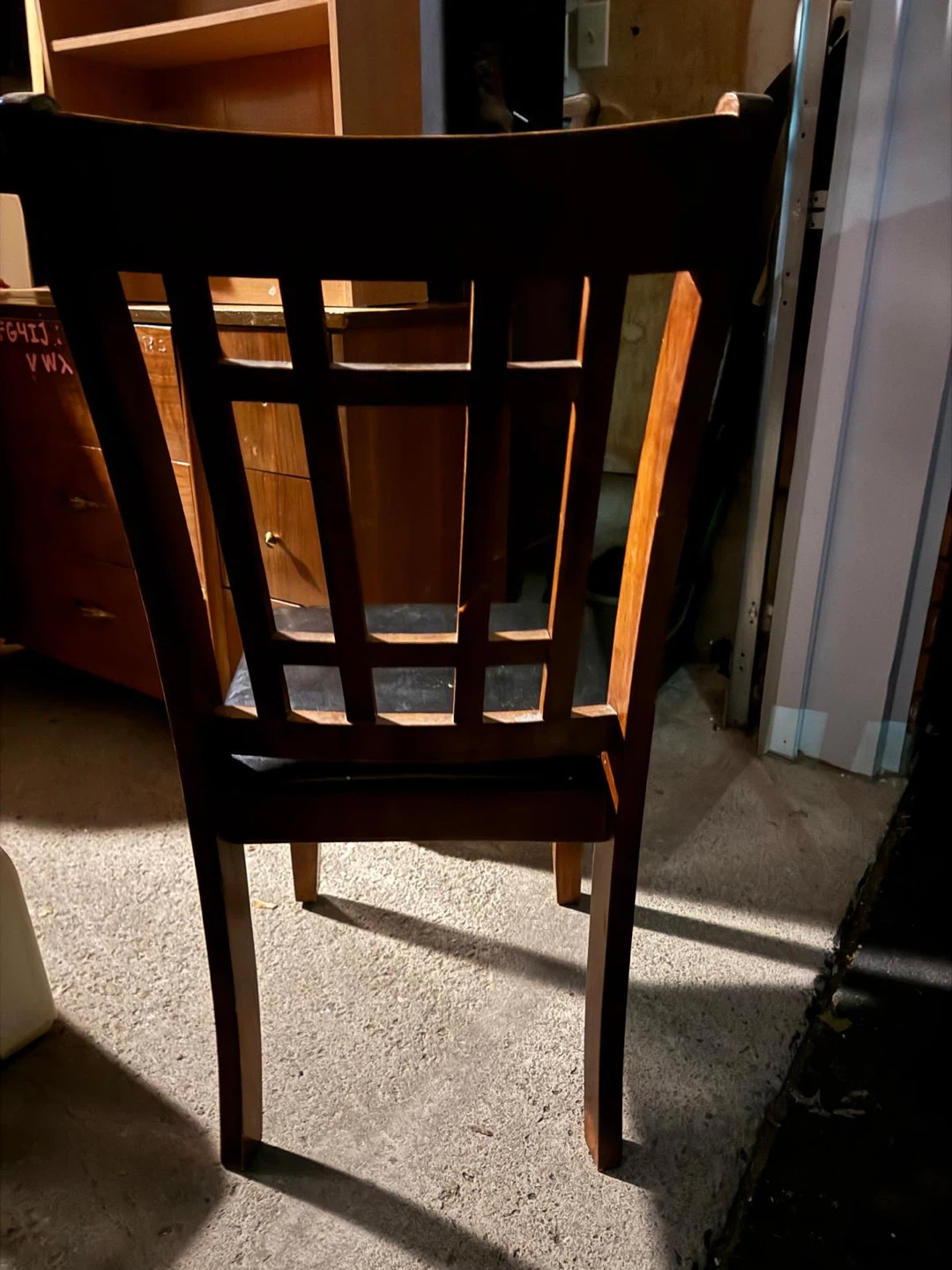 Solid wood dining chair with black seat - photo 3