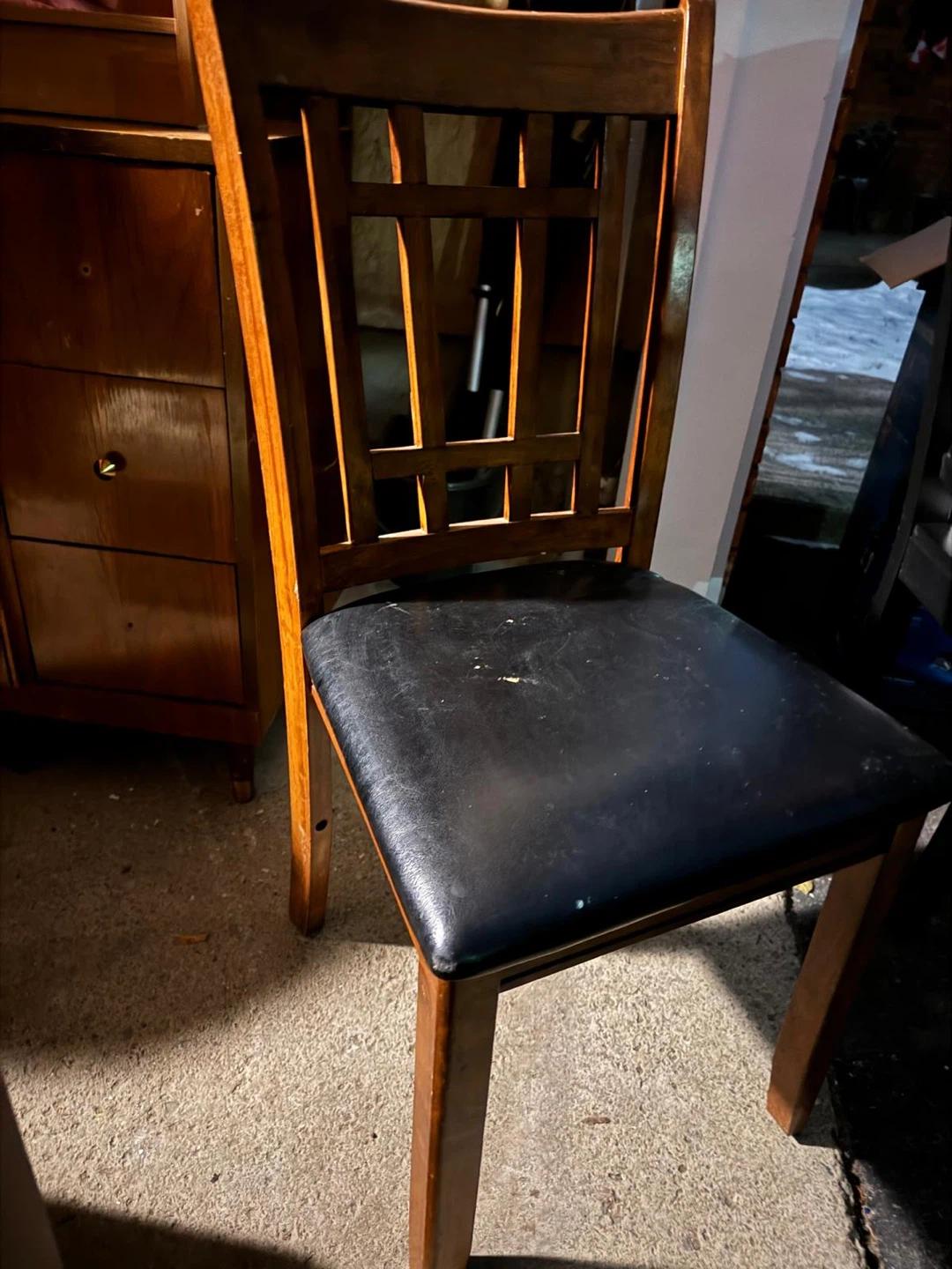 Solid wood dining chair with black seat - photo 4