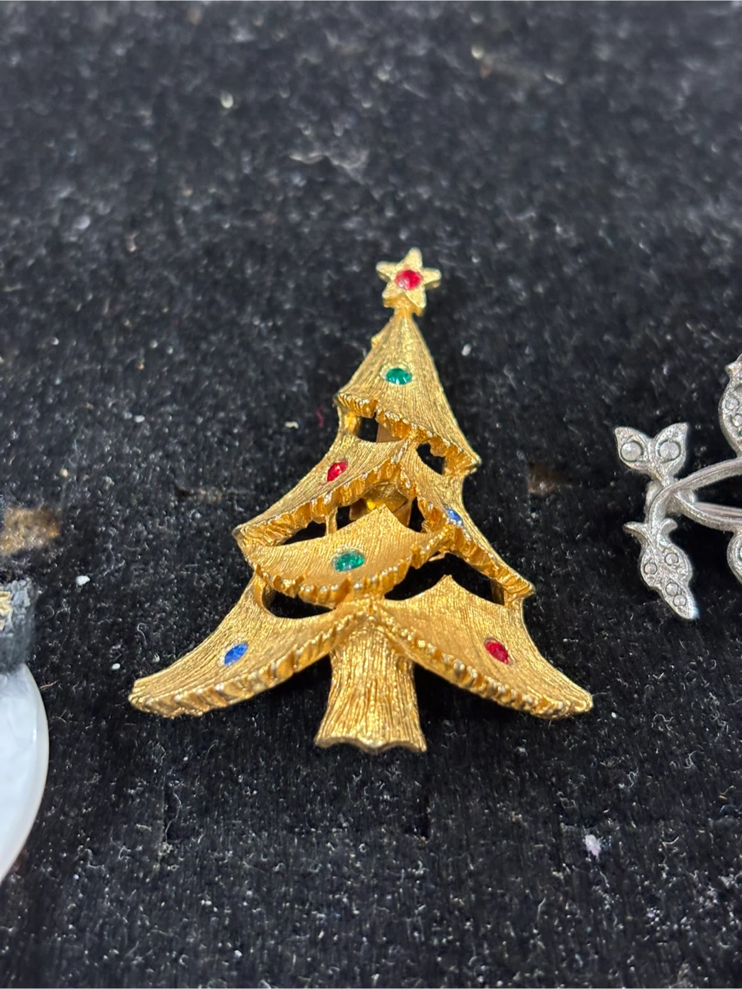 Set of 4 Christmas Themed Brooches - photo 5
