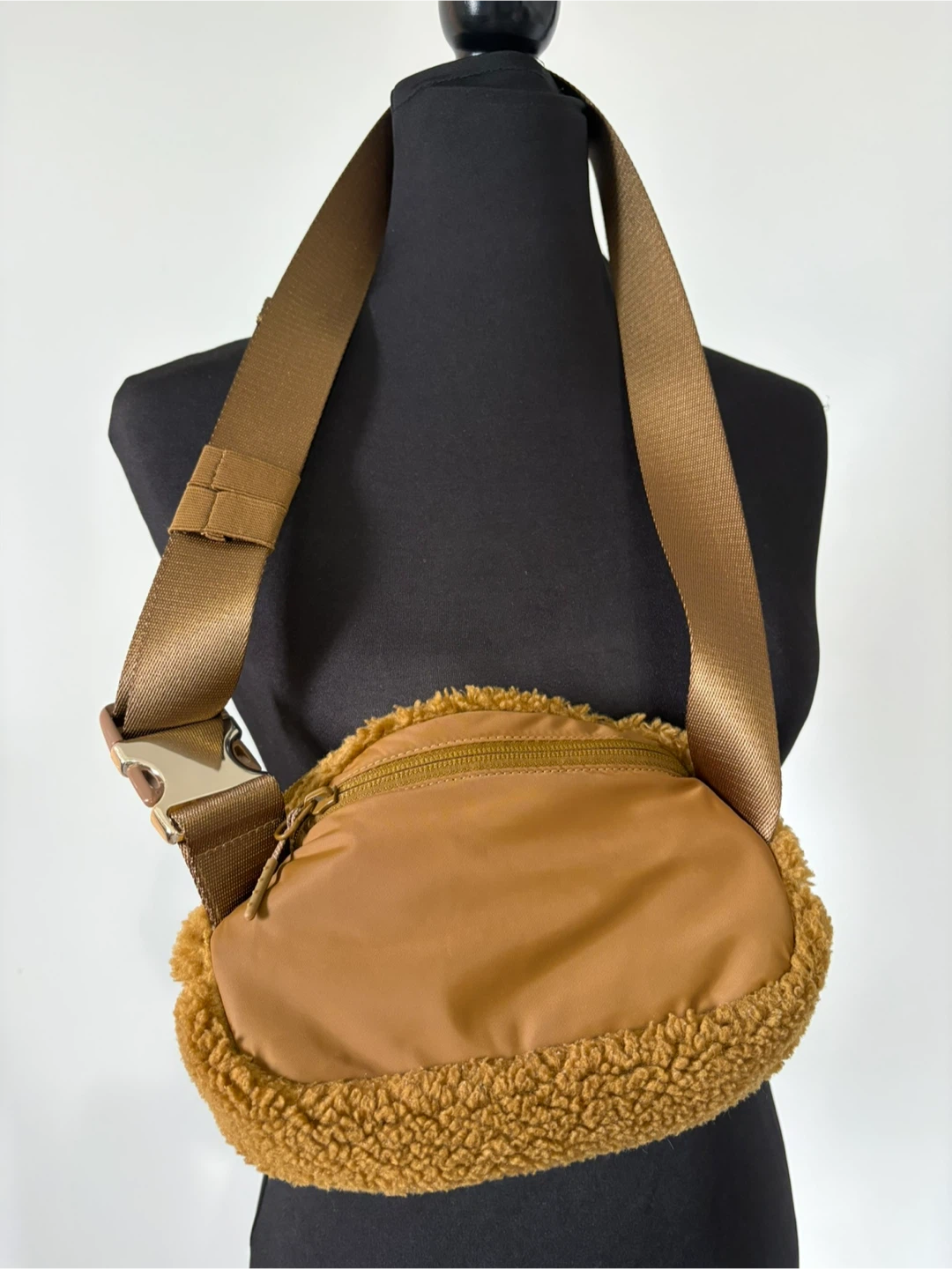 Like New! Lululemon Everywhere Belt Bag Fleece - photo 2