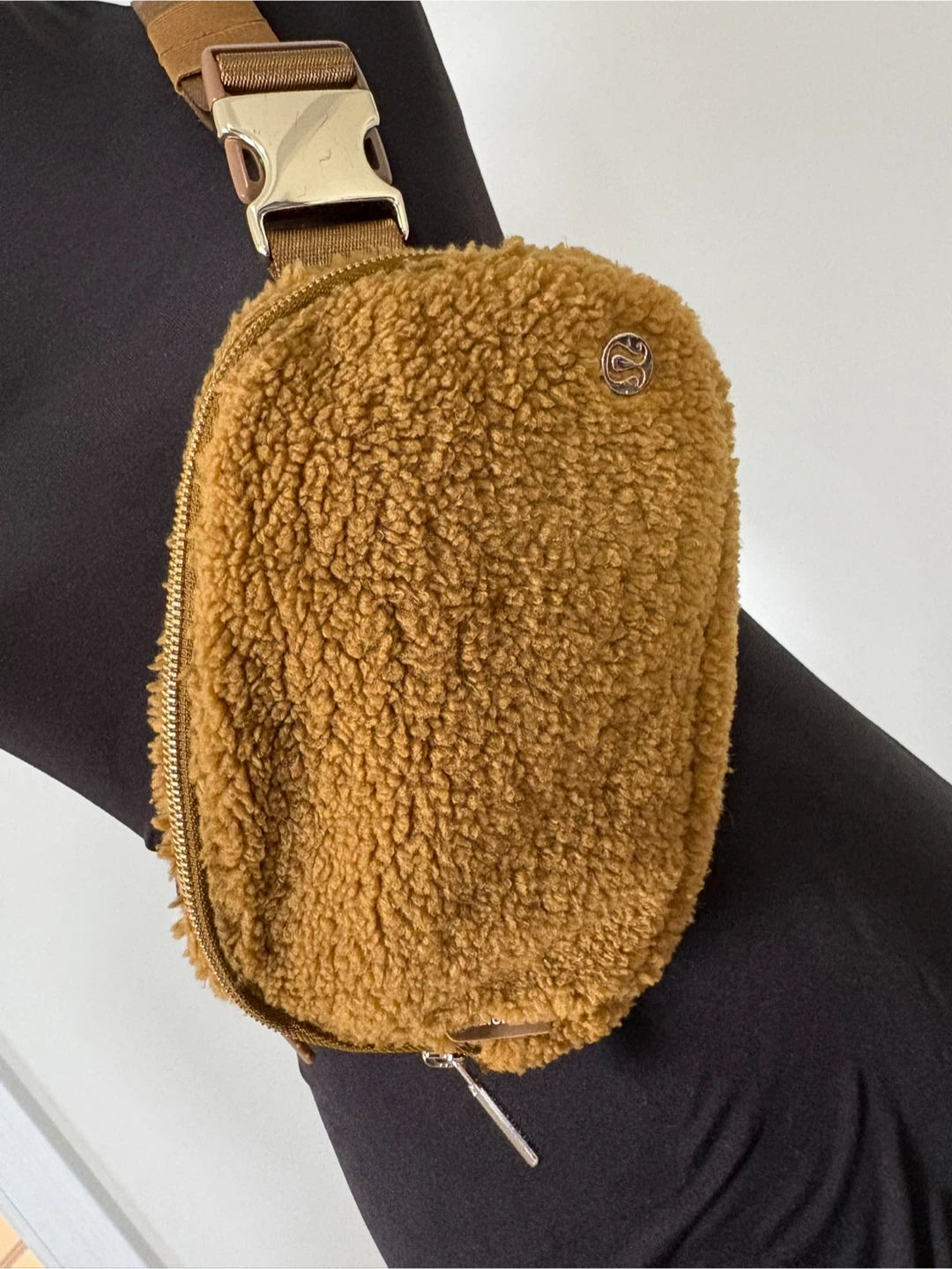 Like New! Lululemon Everywhere Belt Bag Fleece - photo 4