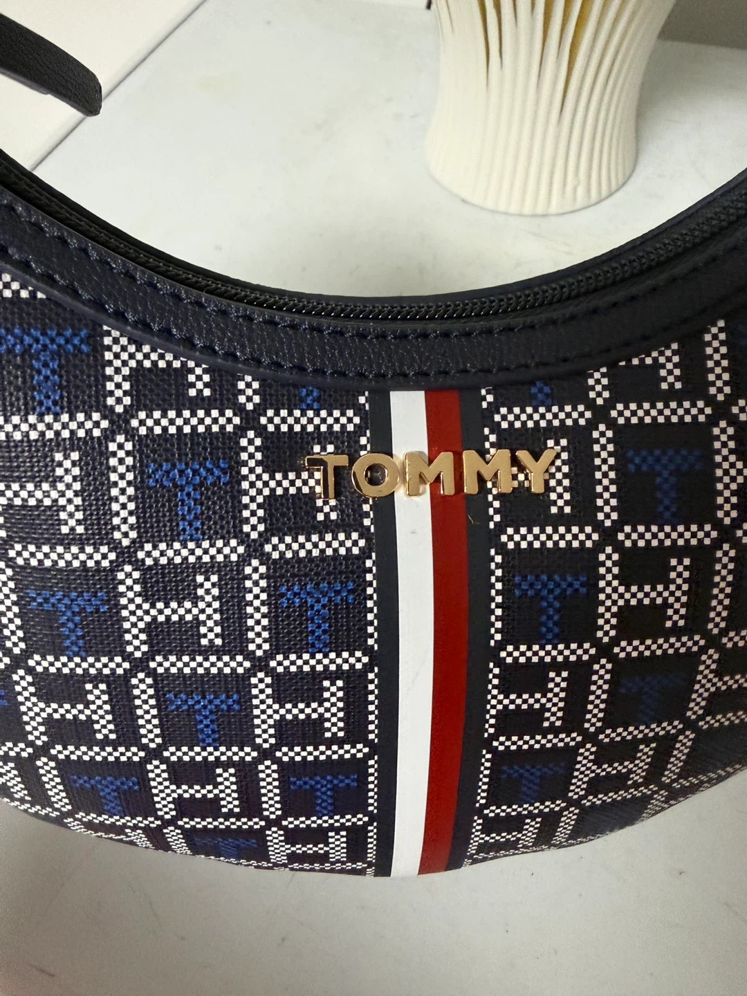 Tommy Hilfiger Monogram Shoulder Bag - photo 4