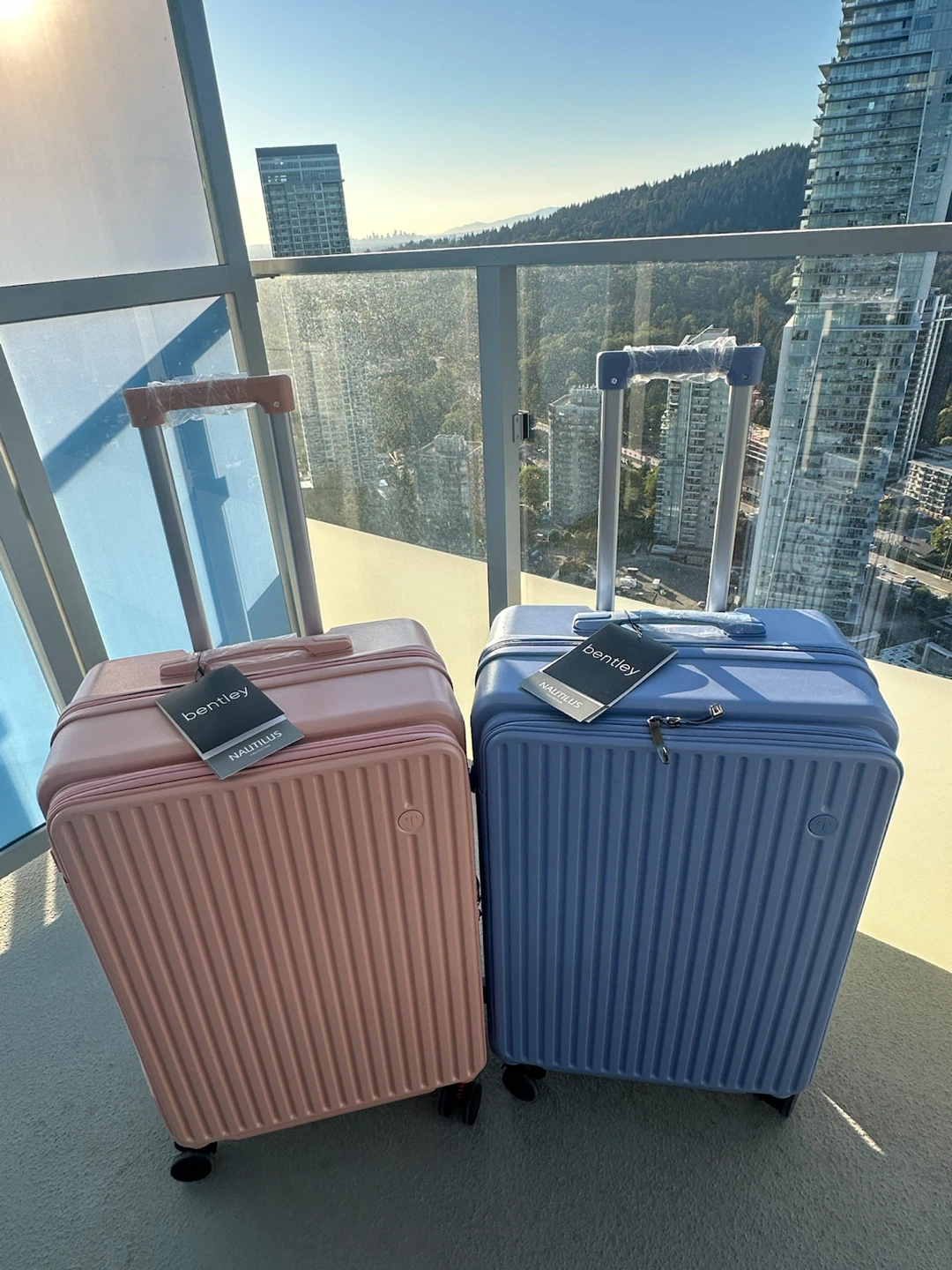 27” HARDSHELL LUGGAGE - NEW WITH TAGS