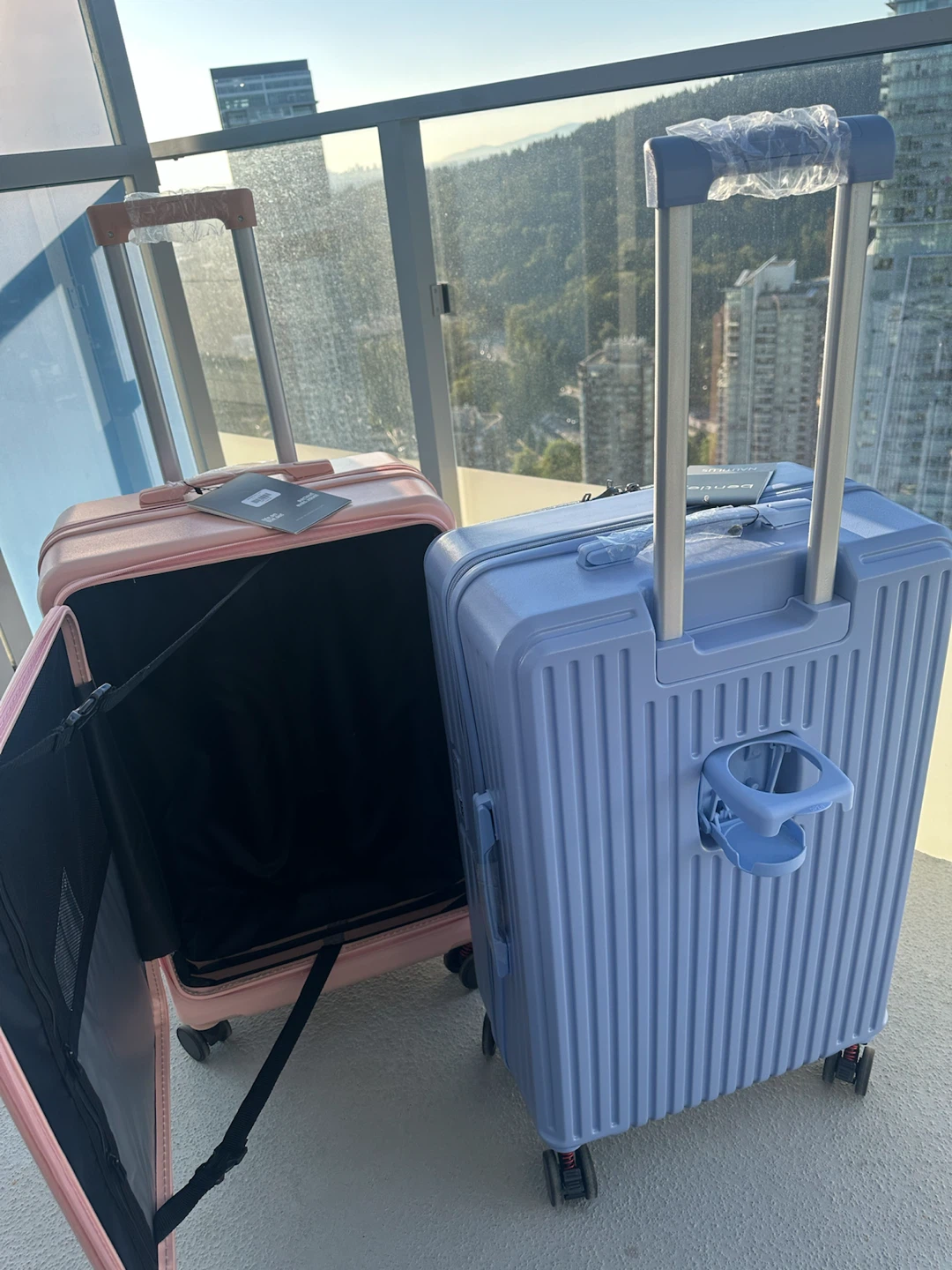 27” HARDSHELL LUGGAGE - NEW WITH TAGS - photo 2