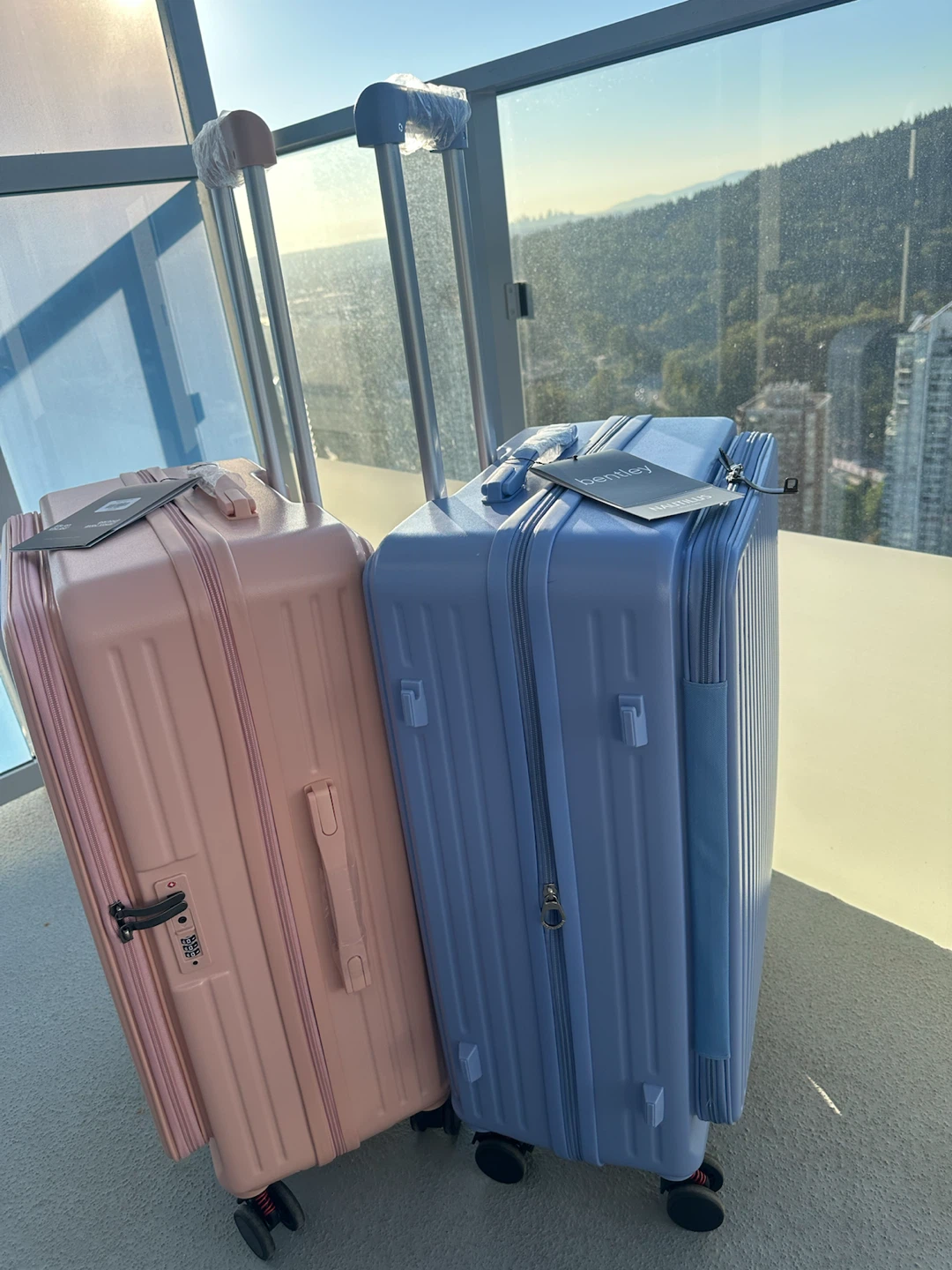 27” HARDSHELL LUGGAGE - NEW WITH TAGS - photo 3