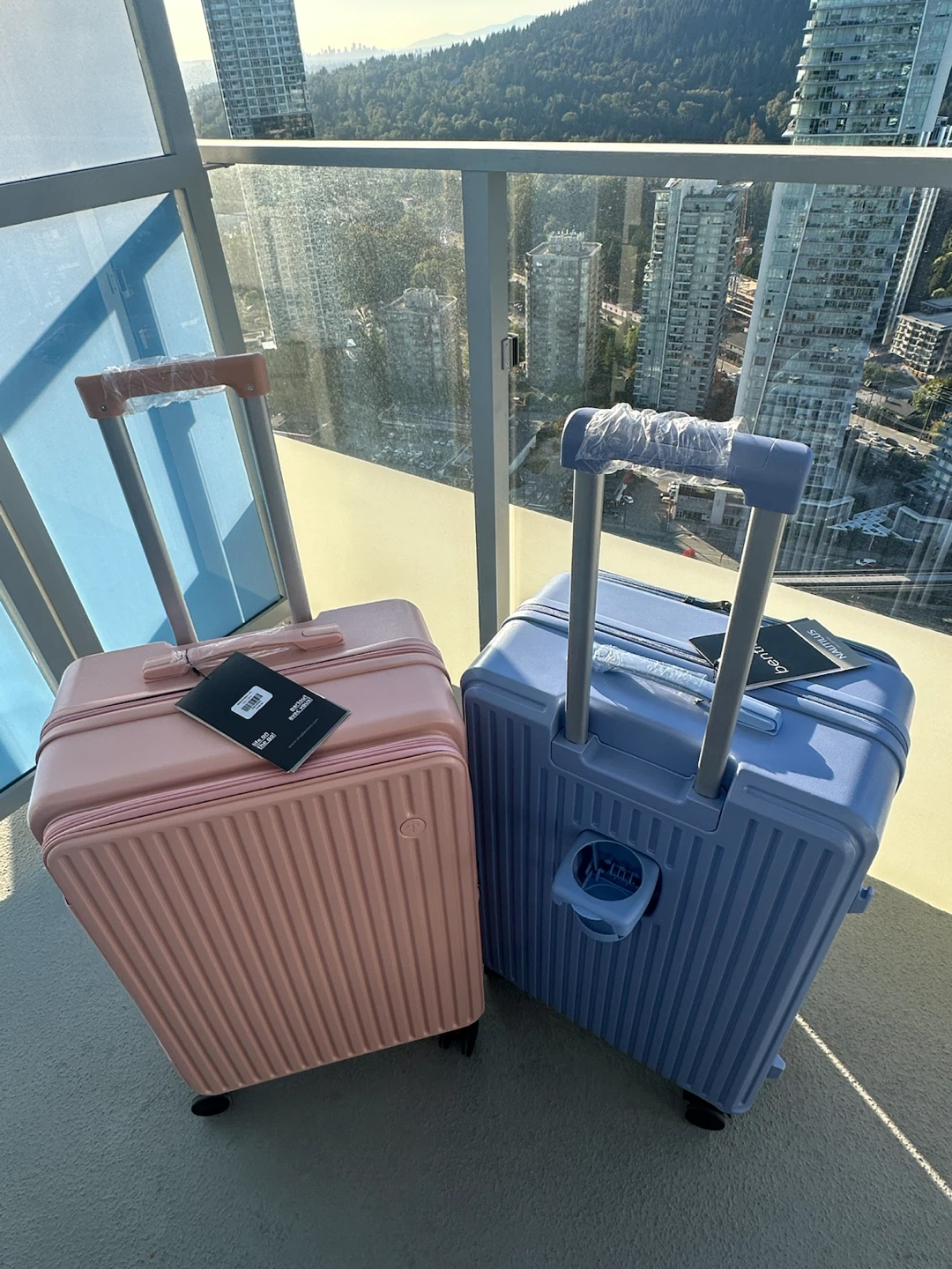 27” HARDSHELL LUGGAGE - NEW WITH TAGS - photo 5