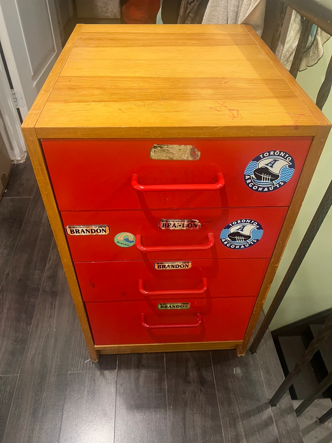 Wooden storage unit with four drawers