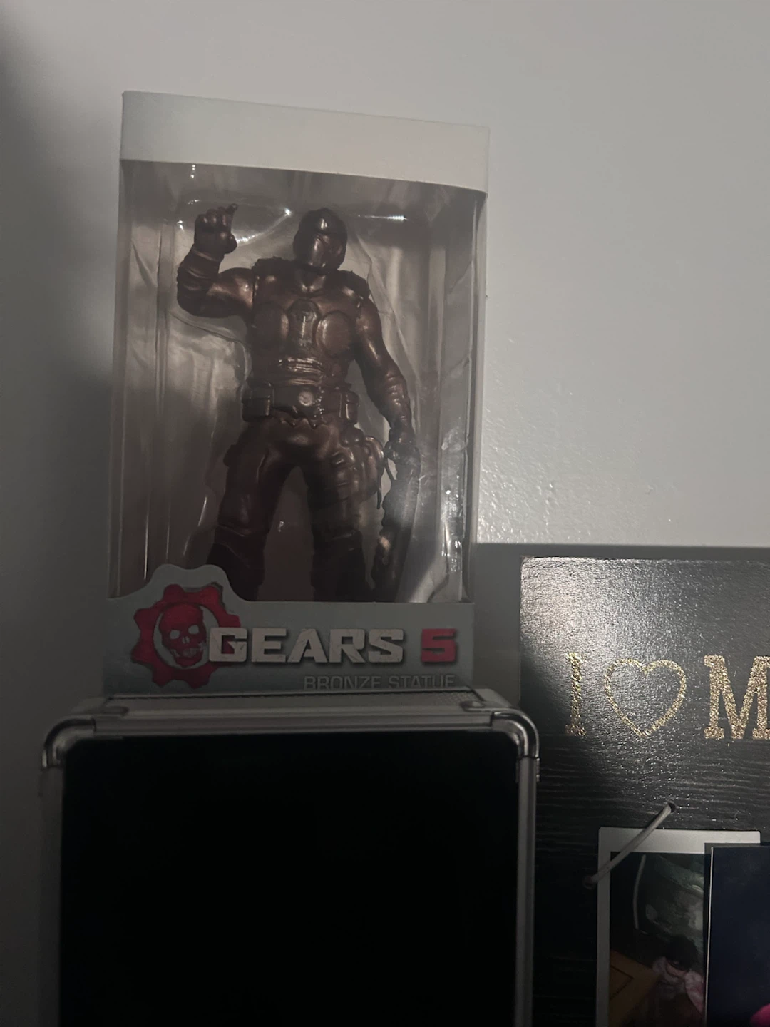 Gears 5 Bronze Statue