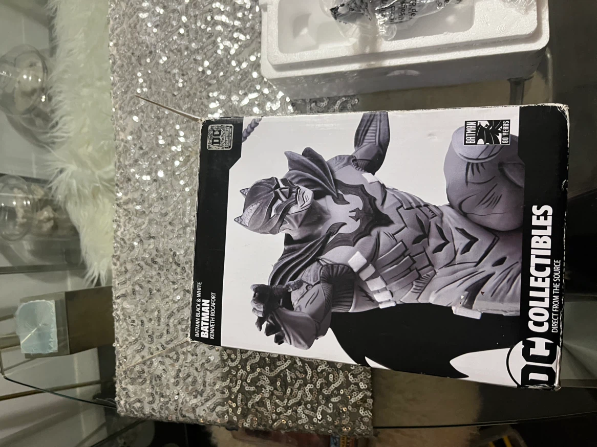 DC Collectibles Batman Black & White Statue - photo 5