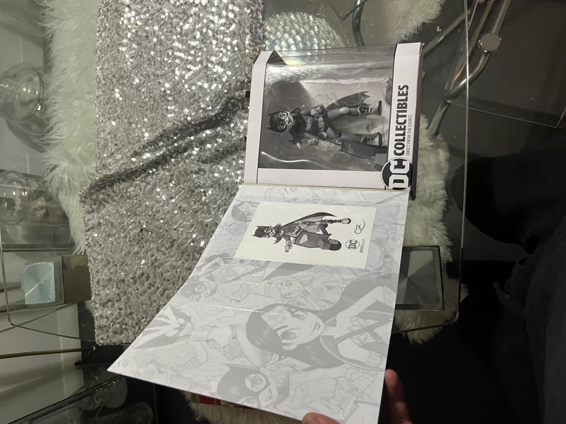 DC Artists Alley Batgirl Figure Black & White Variant - photo 3