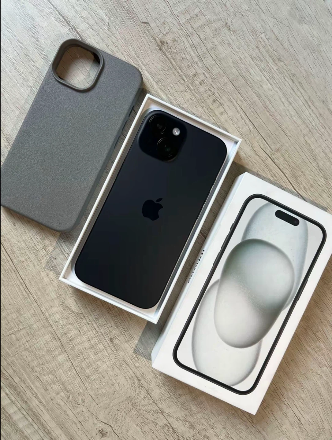 iPhone 15 - photo 2