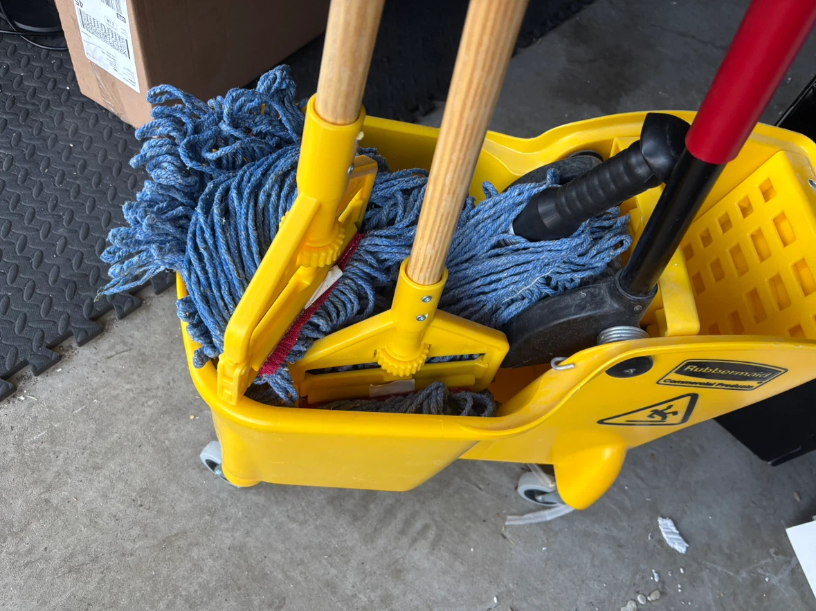 Rubbermaid Commercial Mop Bucket with Wringer