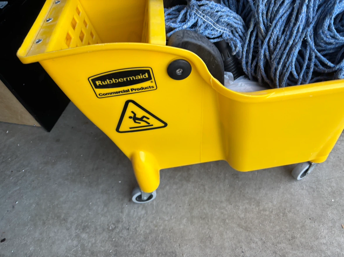 Rubbermaid Commercial Mop Bucket with Wringer - photo 2