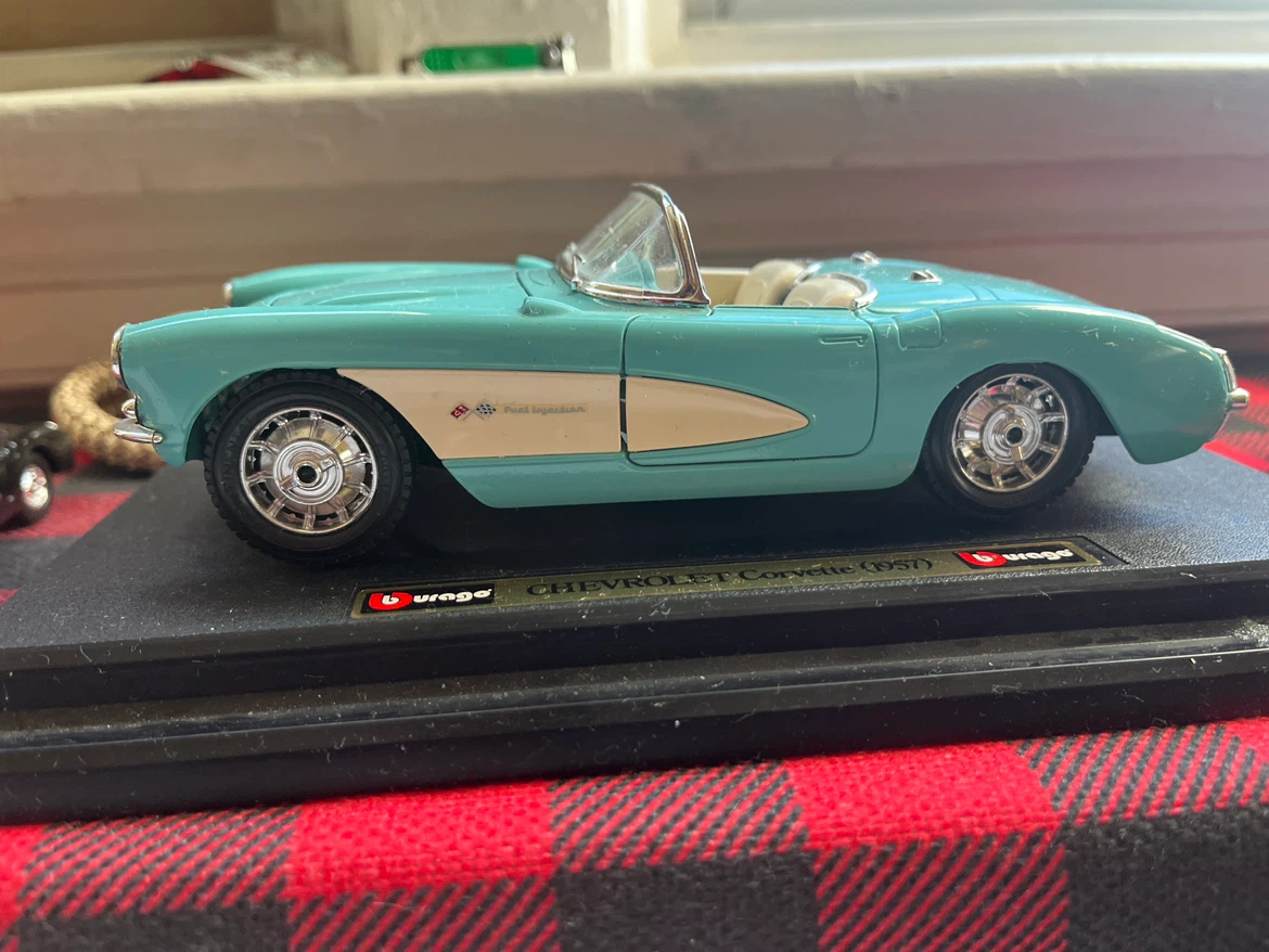 Bburago 1957 Chevrolet Corvette Diecast Model - photo 2
