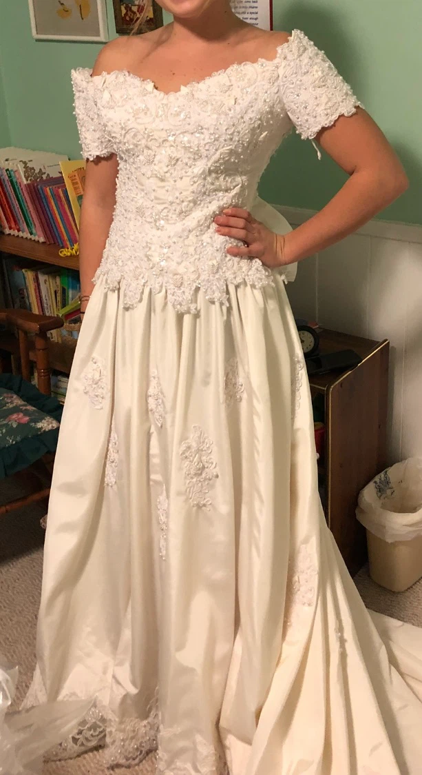 Off-the-shoulder beaded wedding dress - photo 4