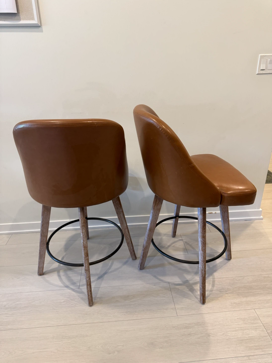 Dining Table & Swivel Stools Set - photo 4