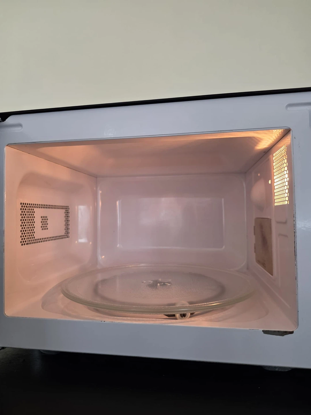 Danby 0.7 Cu. Ft. Countertop Microwave - photo 3