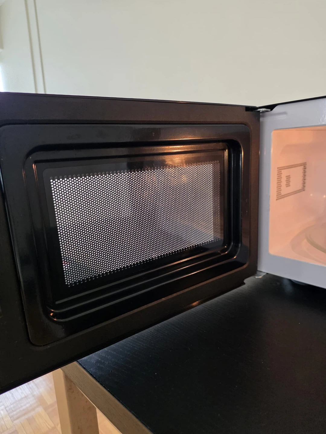 Danby 0.7 Cu. Ft. Countertop Microwave - photo 4