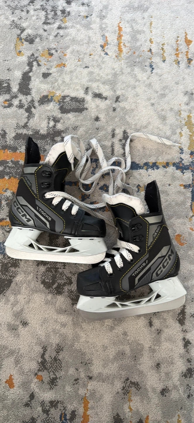 CCM Tacks AS550 - kids hockey skates (size9)