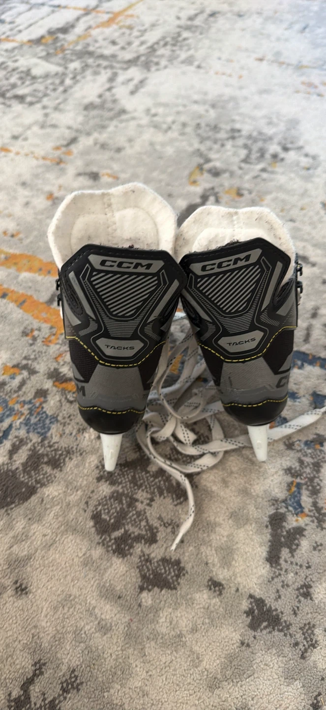 CCM Tacks AS550 - kids hockey skates (size9) - photo 3