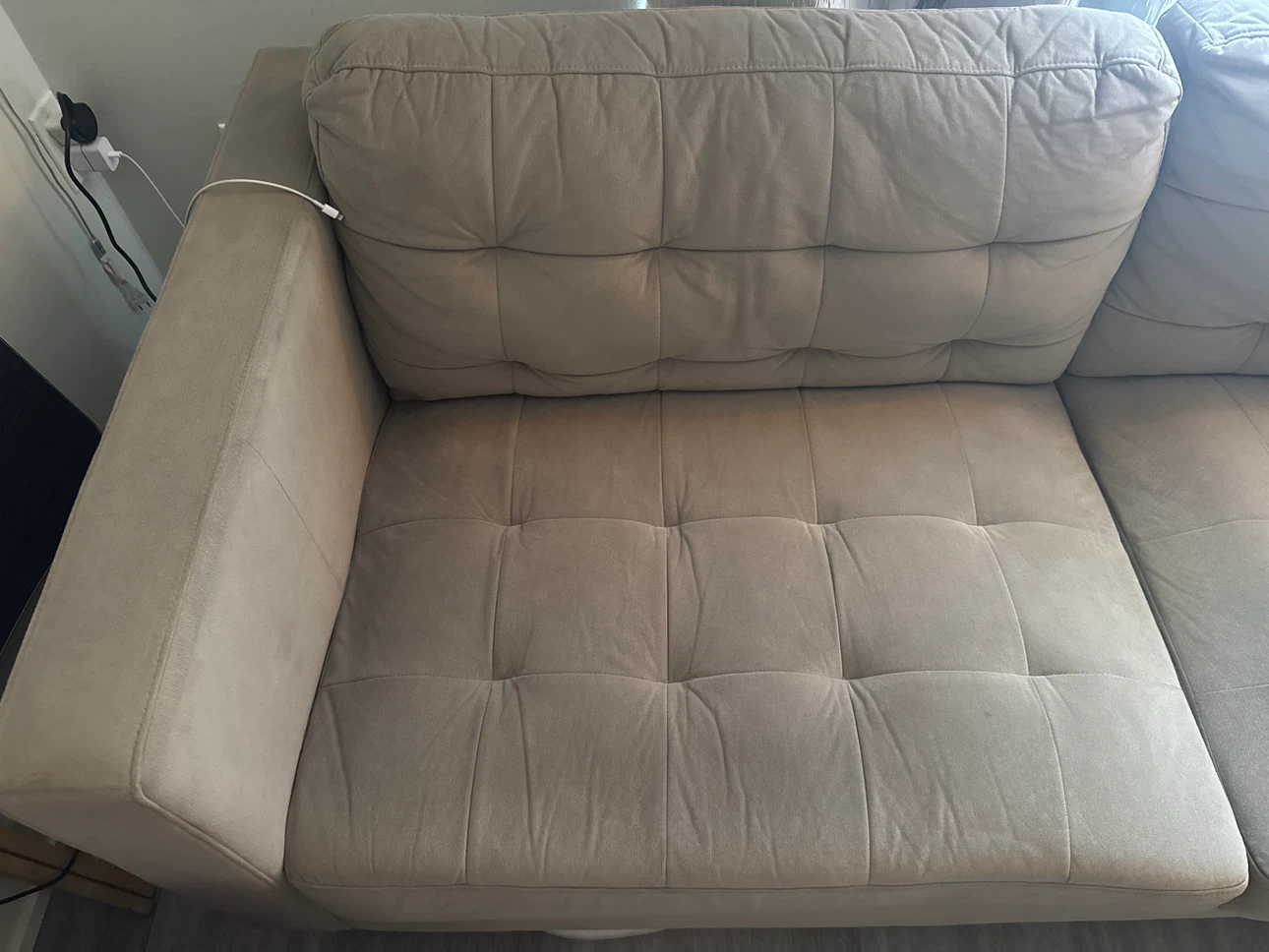 Beige tufted two-seater sofa - photo 2